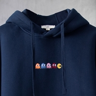 جزئیات گلدوزی رنگی هودی Pac-Man با کاراکترهای بازی