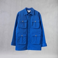 "کت سافاری Mamoot جلو، رنگ آبی شالی با دوخت تمیز و طراحی ساده"