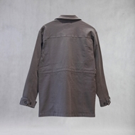 "کت سافاری Mamoot پشت، رنگ قهوه‌ای با دوخت تمیز و طراحی ساده"	