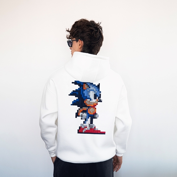هودی Sonic جلو، رنگ سفید با گلدوزی کوچک و طراحی اورسایز ITIZ تن مدل