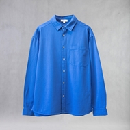 نمای جلوی پیراهن Levi از برند ITIZ به رنگ آبی شالی، بافت طبیعی و دوخت تمیز برای استایل مینیمال روزمره