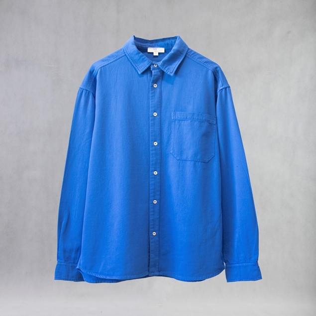 نمای جلوی پیراهن Levi از برند ITIZ به رنگ آبی شالی، بافت طبیعی و دوخت تمیز برای استایل مینیمال روزمره