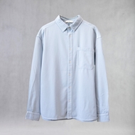 نمای جلوی پیراهن Levi از برند ITIZ به رنگ آبی روشن، طراحی ساده با حس خنکی و فرم آزاد مناسب تابستان