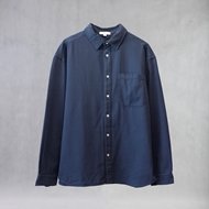 نمای جلوی پیراهن Levi از برند ITIZ به رنگ دودی، با طراحی مینیمال و فرم آزاد مناسب استایل روزمره