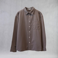 نمای جلوی پیراهن Levi از برند ITIZ به رنگ قهوه‌ای، ساخته‌شده از پارچه پنبه‌ای سبک و فرم آزاد کژوال