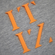 نمای نزدیک جزئیات چاپ برجسته روی هودی Monoco