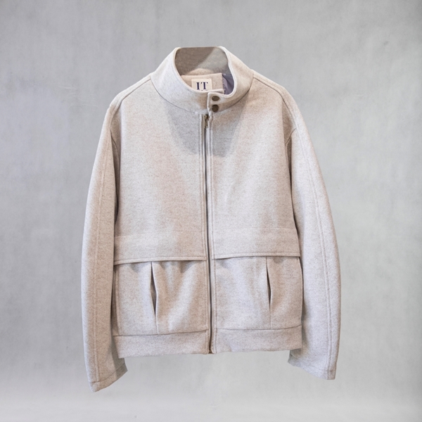 نمای جلوی کت Sciel از برند ITIZ در رنگ کرم با طراحی نیمه‌اورسایز