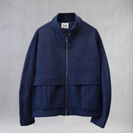 نمای جلوی کت Sciel از برند ITIZ در رنگ سرمه‌ای با طراحی نیمه‌اورسایز