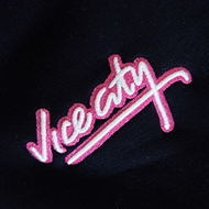 نمای نزدیک گلدوزی ظریف طرح Vice City روی هودی