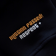 نمای نزدیک گلدوزی ظریف طرح Vice City روی هودی