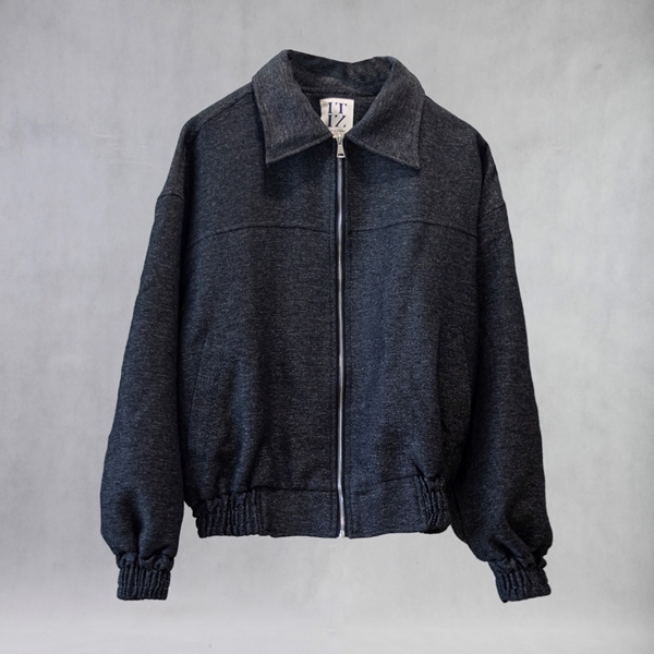 نمای جلو کاپشن Renoir رنگ ذغالی مناسب استایل شهری