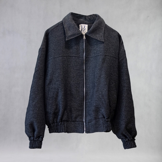 نمای جلو کاپشن Renoir رنگ ذغالی مناسب استایل شهری