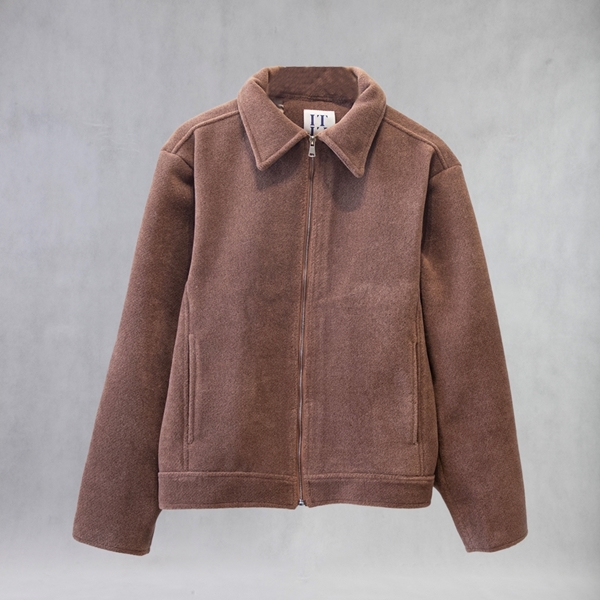 نمای جلو کت Lumiere رنگ قهوه‌ای با بافت نرم فتر