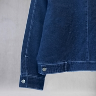 جزئیات دوخت و بافت پارچه کت جین بیسیک سرمه‌ای ITIZ 2